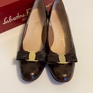 Salvatore Ferragamo varalow heel bow pump 9 narrow